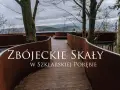 Złoty widok ze ścieżki w koronach drzew w Szklarskiej Porębie. Drewniana kładka z rdzawo-brązowymi balustradami wije się wśród drzew, prowadząc do punktu widokowego.