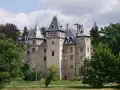 Zamek w Gołuchowie, otoczony zielenią, z licznymi wieżyczkami i stromymi dachami, wygląda jak z bajki.
