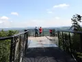 Widok z tarasu widokowego na Stary Sącz, dwie osoby patrzą na panoramę.