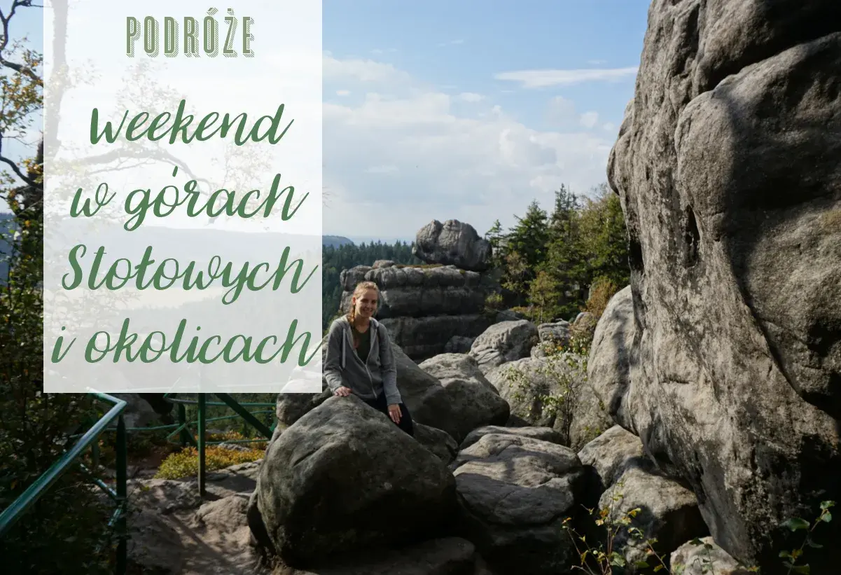 Dziewczyna siedzi na skale w Górach Stołowych. W tle skalne formacje i las.