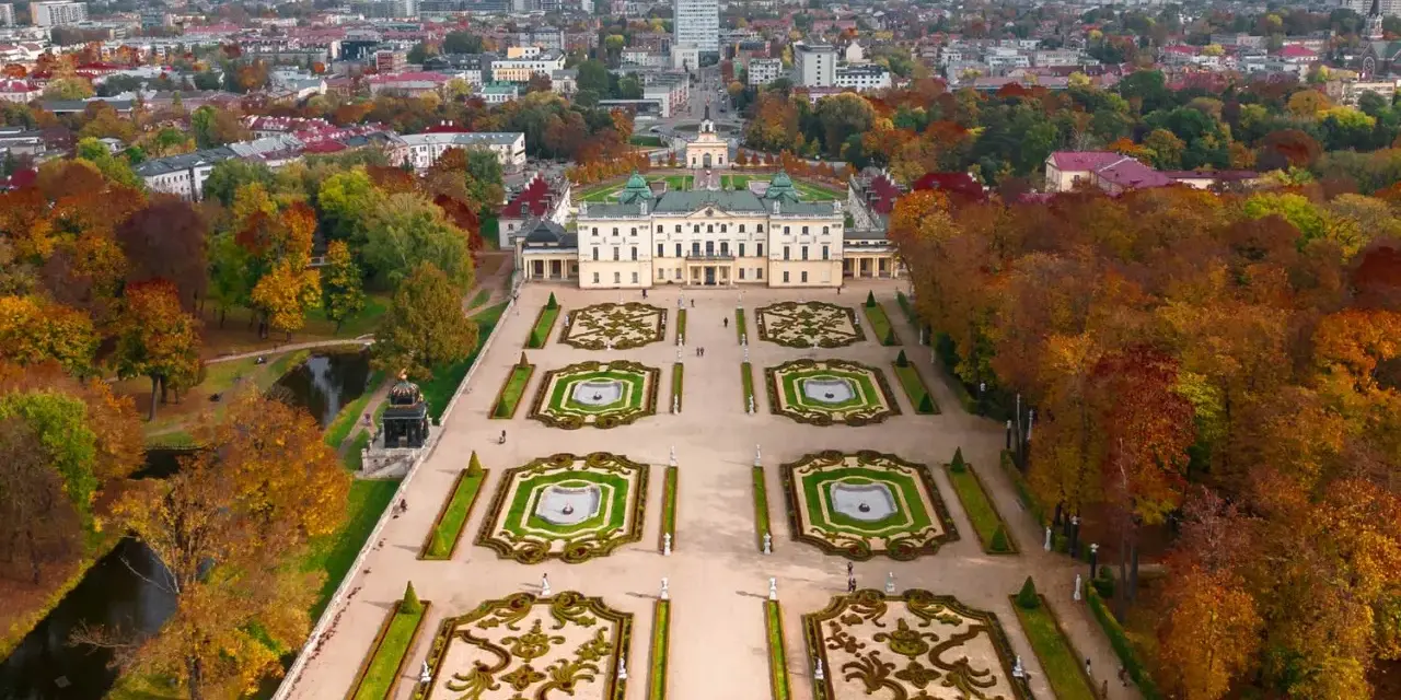 Pałac Branickich w Białymstoku, jeden z najpiękniejszych miast w Polsce, otoczony jesiennym parkiem.