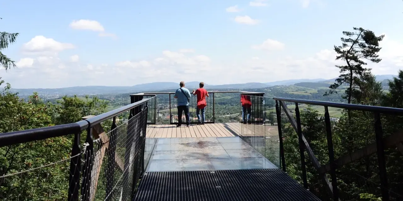Widok z tarasu widokowego na Stary Sącz, dwie osoby patrzą na panoramę.