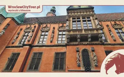 Bogato zdobiony ratusz we Wrocławiu, z detalami architektonicznymi i rzeźbami.