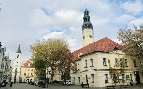 Zielona Góra rynek z ratuszem i wieżą zegarową. W tle kościół i kamienice.