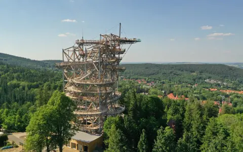Drewniana wieża Sky Walk wznosi się ponad zielonym lasem, oferując zapierające dech w piersiach widoki na okolicę i miasteczko.