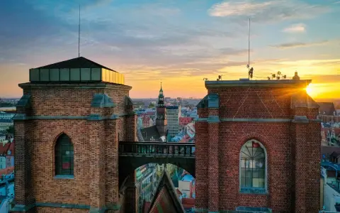 Zachód słońca nad Wrocławiem, widok na mostek pokutnic łączący wieże kościoła św. Elżbiety.
