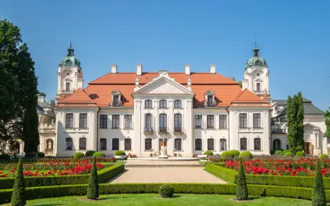 Pałac Zamoyskich zaprasza na zwiedzanie. Piękna rezydencja z ogrodem pełnym róż.