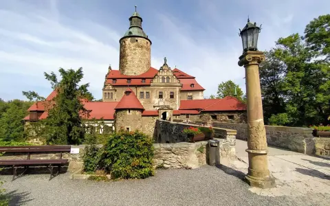 Zamek Czocha, gdzie jest? Ten malowniczy zamek z czerwonymi dachami i wieżą góruje nad okolicą, otoczony zielenią.