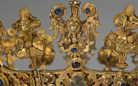 Złoty skarb ze Środy Śląskiej: korona z orłem i klejnotami, symbol bogactwa i historii.