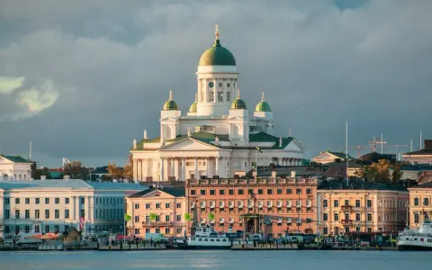 Helsinki czy warto? Widok na katedrę i nadbrzeże z łodziami. Architektura miasta zachwyca, a port tętni życiem.
