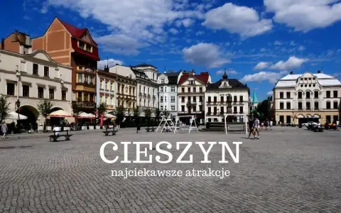Cieszyn rynek z kolorowymi kamienicami i błękitnym niebem. Spacer po brukowanym placu, gdzie widać ludzi i ławki.
