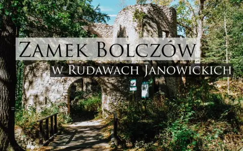 Kamienne ruiny zamku Bolczów w Rudawach Janowickich, malownicza trasa przez las.