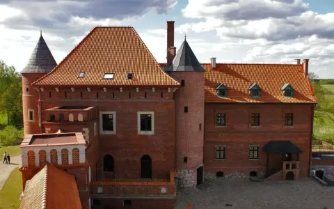 Zamek w Tykocinie, z cegły i dachówką, z wieżami i kominami. Ciekawostki o jego historii i architekturze zachwycają.