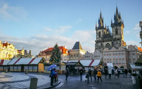 Rynek Staromiejski w Pradze zimą, z jarmarkiem świątecznym i choinką. Czy warto odwiedzić Pragę? Zdecydowanie tak!