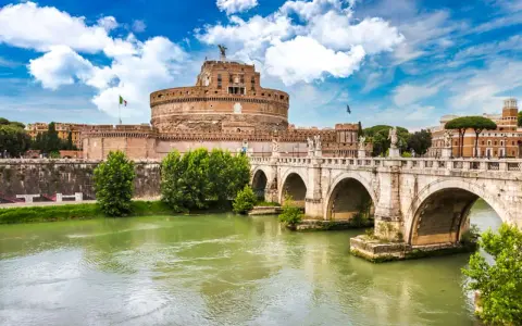 Zamek Świętego Anioła w Rzymie, majestatyczna budowla nad Tybrem, z mostem Ponte Sant'Angelo. Czy warto go odwiedzić?