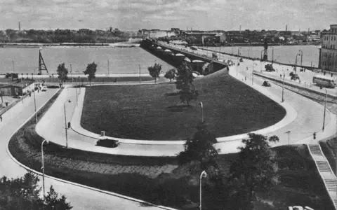Most Śląsko-Dąbrowski nad Wisłą, z widokiem na miasto i ruch uliczny.