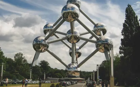 Atomium w Brukseli, symbol miasta. Idealne miejsce na zwiedzanie bruksela w jeden dzień.