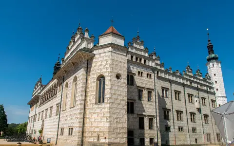 Zamek w Litomyślu, z jego unikalną sgraffitową fasadą, prezentuje się majestatycznie na tle błękitnego nieba.