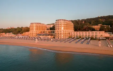 Piękne hotele nad morzem w Świętym Konstantynie i Elenie. Idealne miejsce na wakacje, gdzie można zwiedzić plażę i odpocząć.