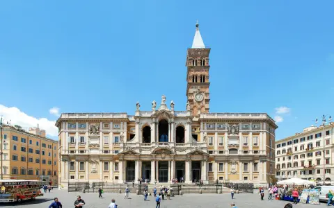 Bazylika Santa Maria Maggiore w Rzymie, z charakterystyczną wieżą zegarową, w słoneczny dzień.