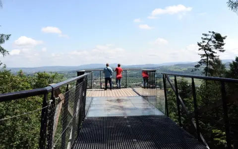 Widok z tarasu widokowego na Stary Sącz, dwie osoby patrzą na panoramę.