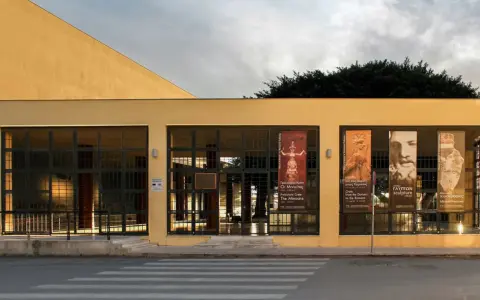 Heraklion muzeum archeologiczne zaprasza na wystawy o minojskiej sztuce i historii.