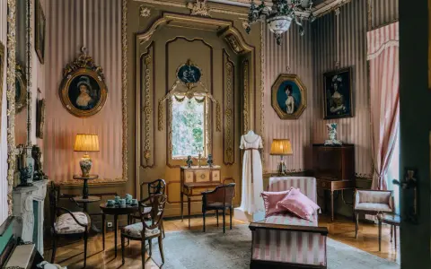 Wnętrze pałacu w Nieborowie zachwyca elegancją. Zwiedzanie tego miejsca to podróż w czasie.