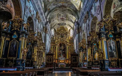 Wnętrze klasztoru bernardynów Leżajsk zachwyca bogactwem złota i malowideł.