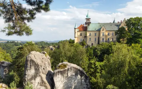 Zamek Hrubá Skála, jedna z pięknych czeskie atrakcje, wznosi się nad skalistym krajobrazem i lasami.