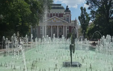 Fontanny przed Teatrem Narodowym Iwana Wazowa to idealne miejsce, by poczuć atmosferę Sofii. Co zobaczyć w Sofii? Koniecznie to!