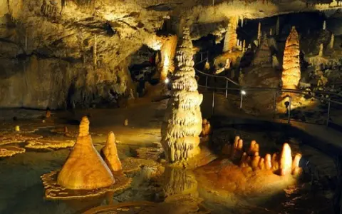 Niesamowite jaskinie Słowacja przy granicy. Stalagmity i stalaktyty tworzą bajkowy krajobraz, odbijając się w wodzie.