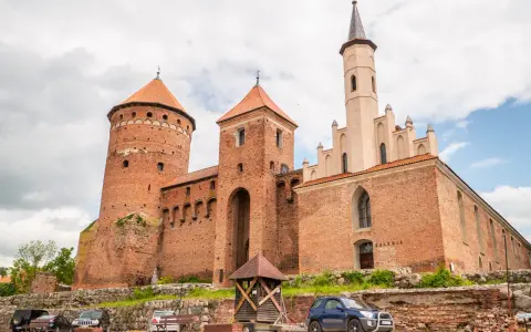 Zamek w Giżycku, z charakterystycznymi ceglanymi wieżami i strzelistą wieżą, prezentuje się imponująco.