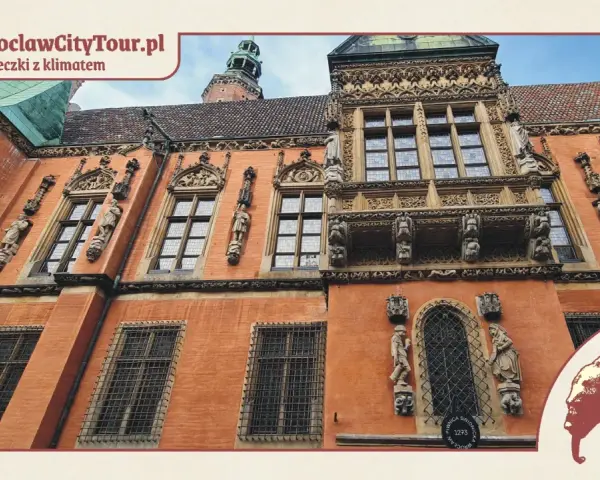 Bogato zdobiony ratusz we Wrocławiu, z detalami architektonicznymi i rzeźbami.