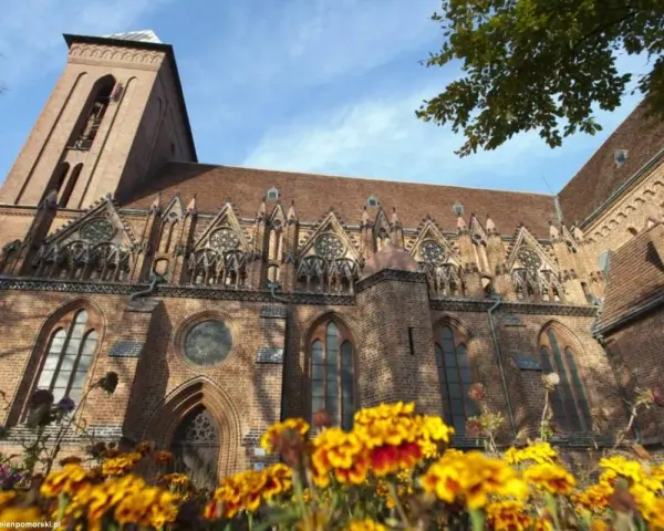 Kamień Pomorski katedra zachwyca ceglaną architekturą. Zwiedzanie tego miejsca to podróż w przeszłość.