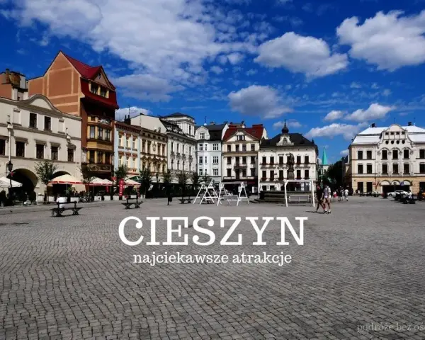 Cieszyn rynek z kolorowymi kamienicami i błękitnym niebem. Spacer po brukowanym placu, gdzie widać ludzi i ławki.