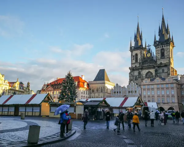 Rynek Staromiejski w Pradze zimą, z jarmarkiem świątecznym i choinką. Czy warto odwiedzić Pragę? Zdecydowanie tak!