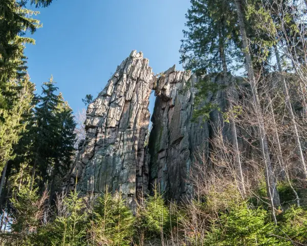Skalne formacje w Janowicach Wielkich, tworzące naturalny łuk, to jedne z największych atrakcji regionu. Otoczone lasem, zachęcają do odkrywania.