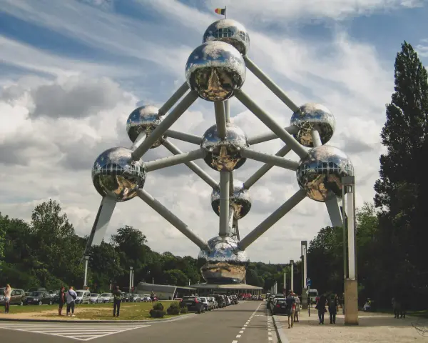 Atomium w Brukseli, symbol miasta. Idealne miejsce na zwiedzanie bruksela w jeden dzień.