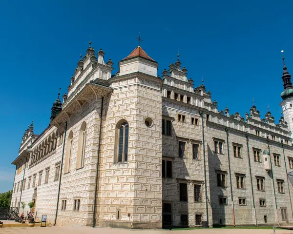 Zamek w Litomyślu, z jego unikalną sgraffitową fasadą, prezentuje się majestatycznie na tle błękitnego nieba.