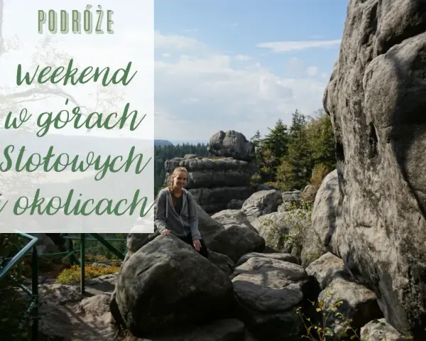 Dziewczyna siedzi na skale w Górach Stołowych. W tle skalne formacje i las.