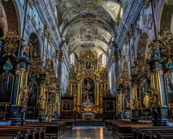 Wnętrze klasztoru bernardynów Leżajsk zachwyca bogactwem złota i malowideł.