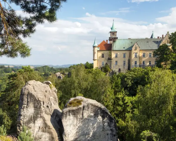 Zamek Hrubá Skála, jedna z pięknych czeskie atrakcje, wznosi się nad skalistym krajobrazem i lasami.