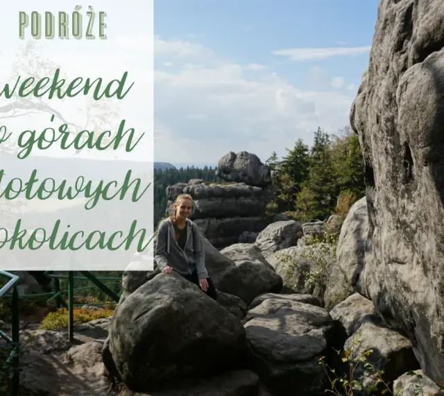 Dziewczyna siedzi na skale w Górach Stołowych. W tle skalne formacje i las.