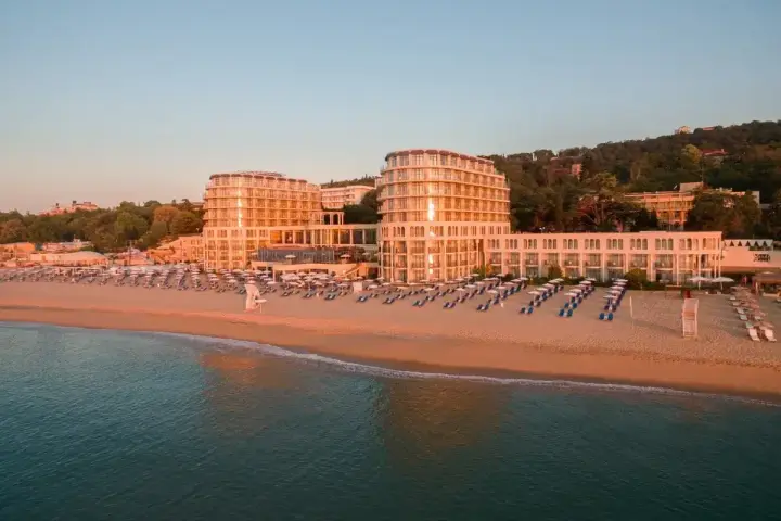 Piękne hotele nad morzem w Świętym Konstantynie i Elenie. Idealne miejsce na wakacje, gdzie można zwiedzić plażę i odpocząć.