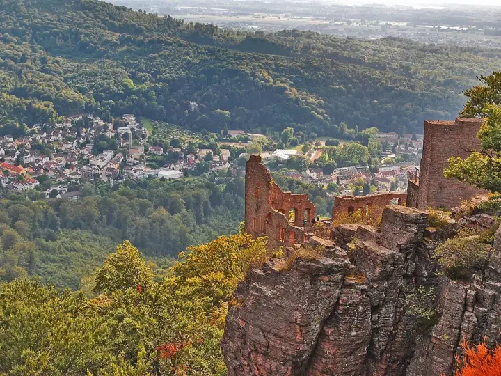 Ruiny zamku górują nad miasteczkiem w Baden-Baden, Niemcy. Wspaniały widok na zielone wzgórza i zabudowania.
