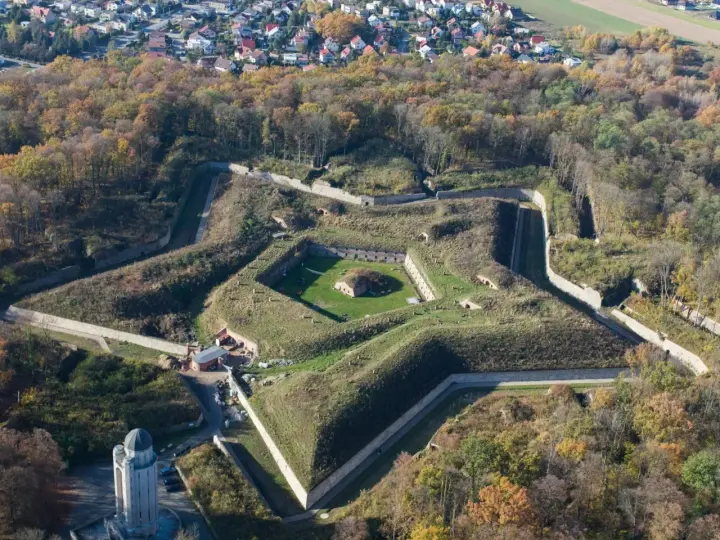 Fortyfikacje w Nysie, kształtem przypominające gwiazdę, to jedne z najciekawszych atrakcji regionu. Otoczone jesiennym lasem, zachwycają swoją architekturą.