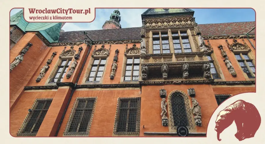 Bogato zdobiony ratusz we Wrocławiu, z detalami architektonicznymi i rzeźbami.