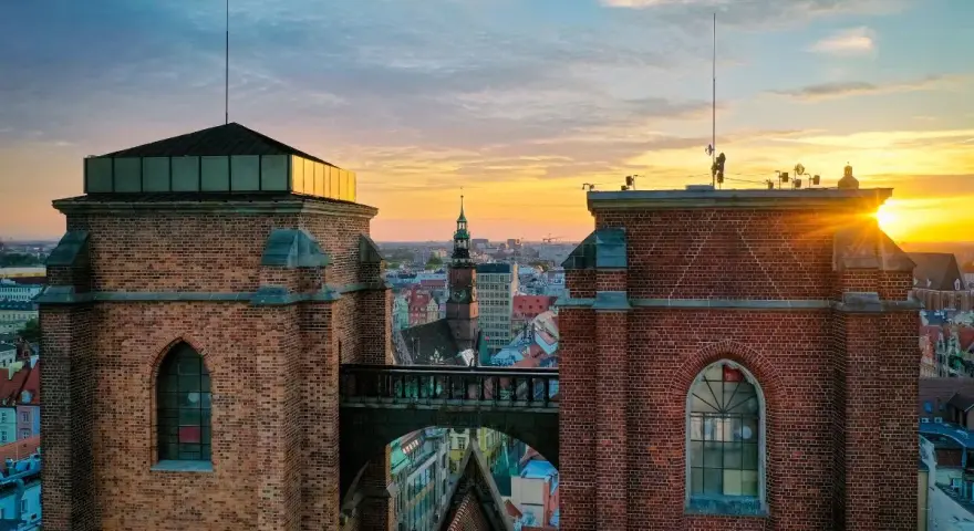 Zachód słońca nad Wrocławiem, widok na mostek pokutnic łączący wieże kościoła św. Elżbiety.