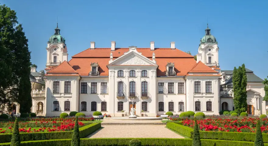 Pałac Zamoyskich zaprasza na zwiedzanie. Piękna rezydencja z ogrodem pełnym róż.