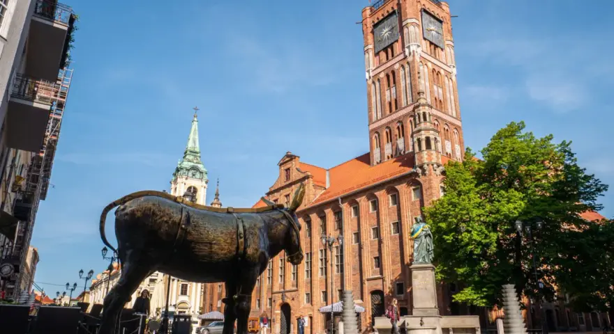 Pomnik osiołka i Ratusz Staromiejski – to jedne z głównych atrakcji, które warto zobaczyć w Toruniu.